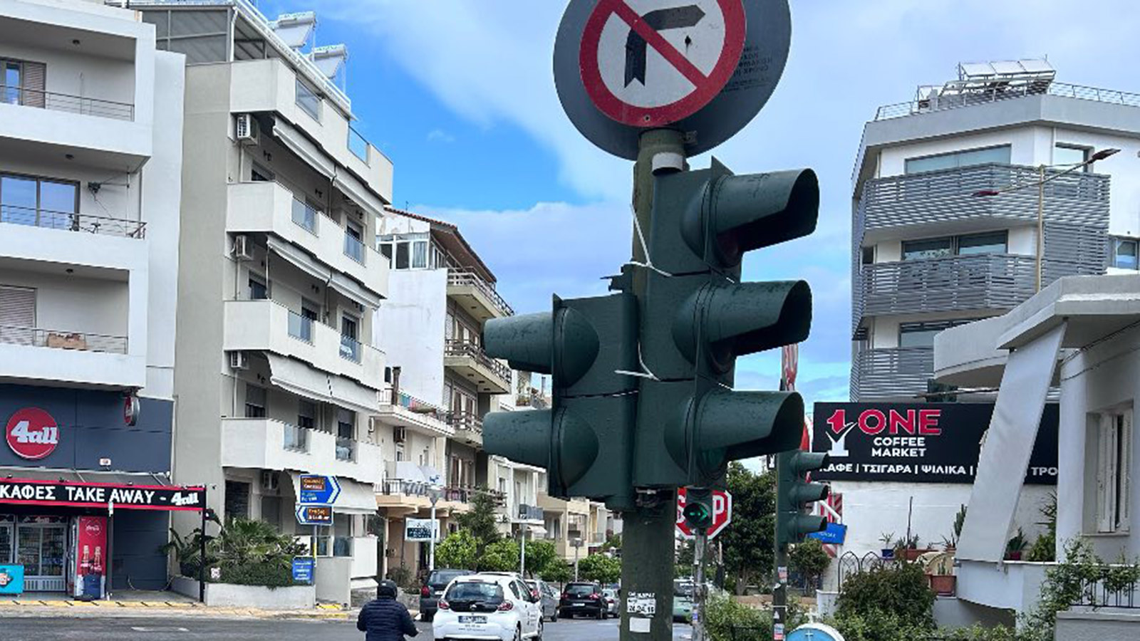 Φανάρι μπαταρισμένο με Tie Wrap «κοιτάει» τους πεζούς και όχι το δρόμο!